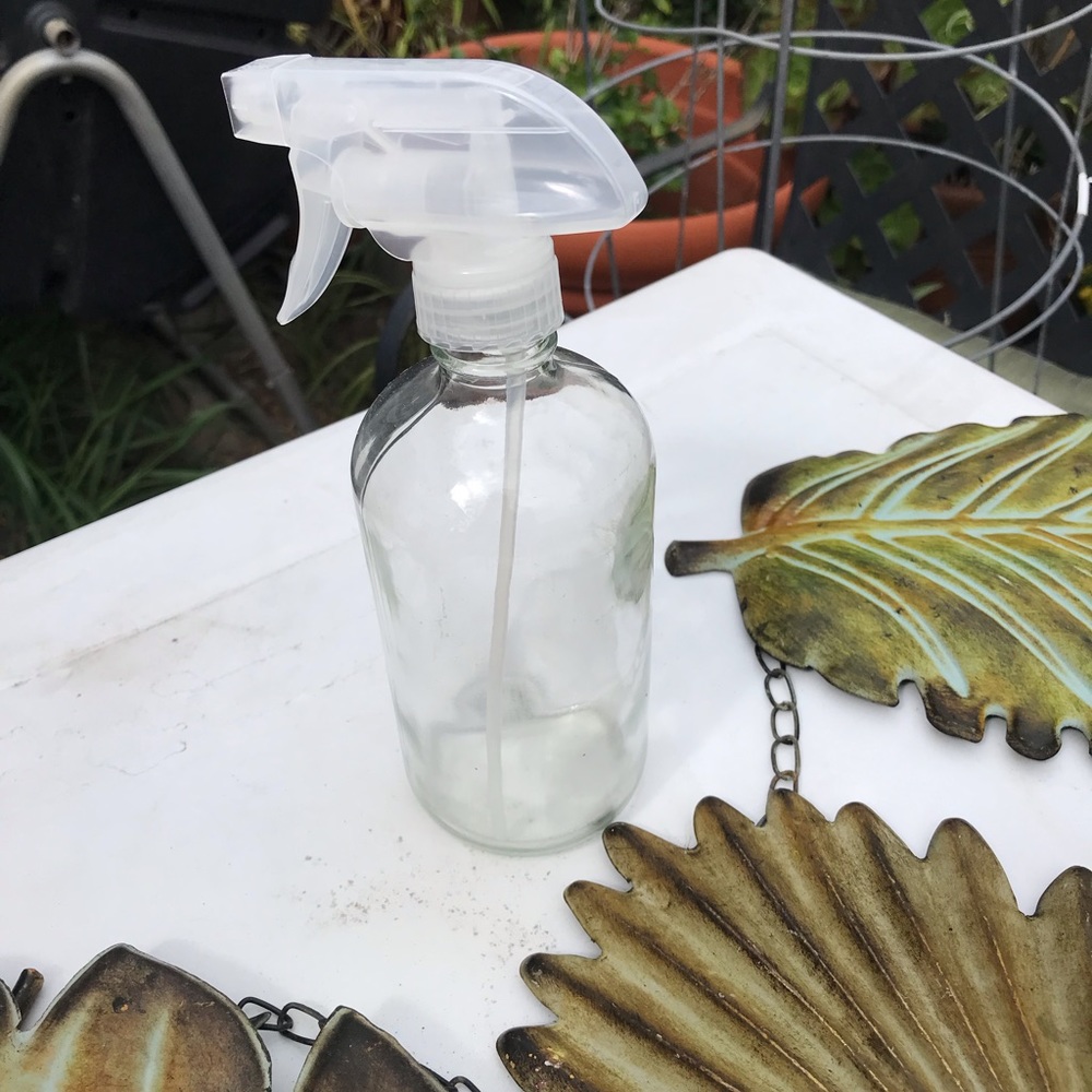 2 Refillable 16 ounce natural glass 2 Spray bottles each includes a sprayer.